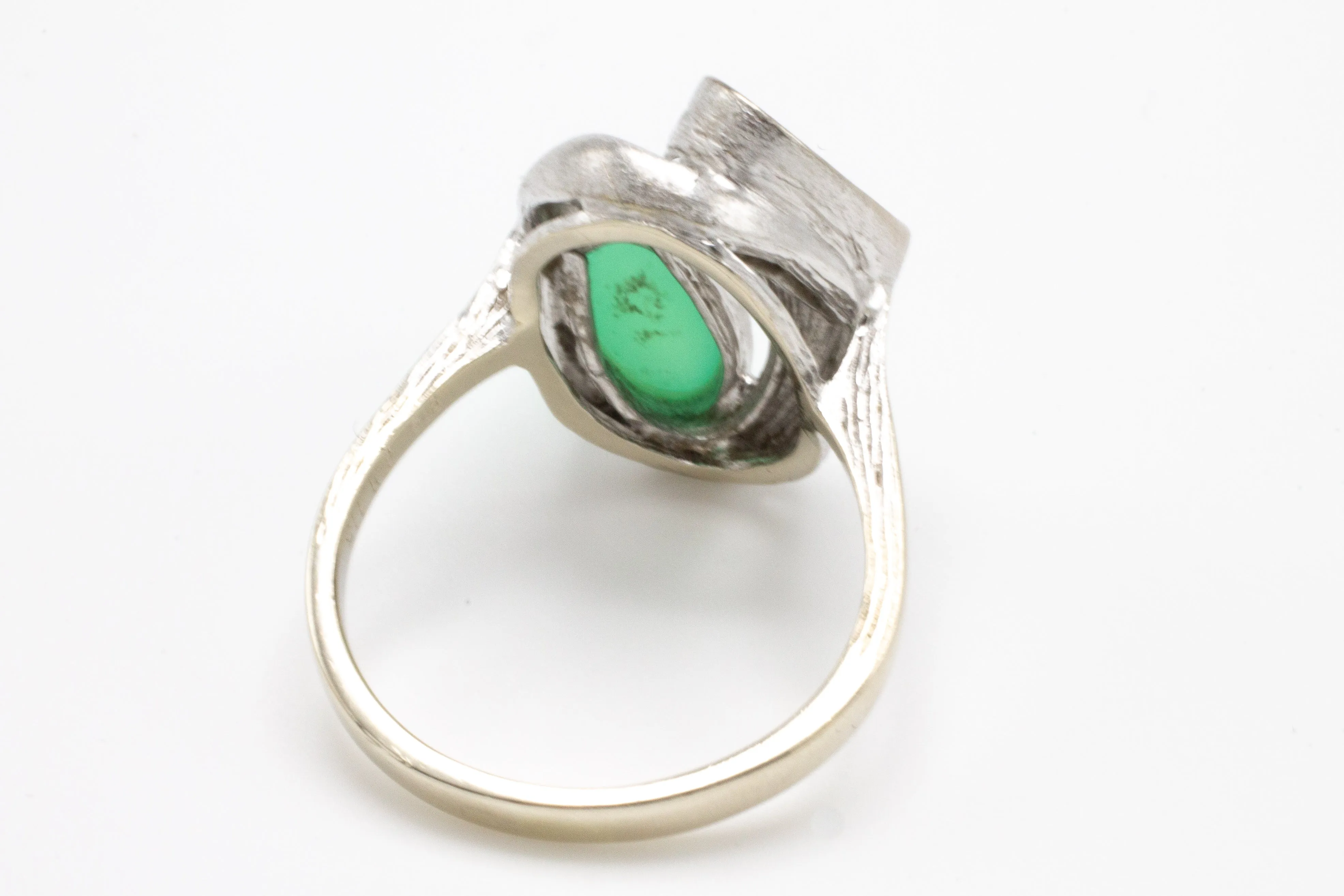 White gold ring with chrysoprase and diamonds