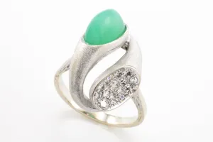 White gold ring with chrysoprase and diamonds