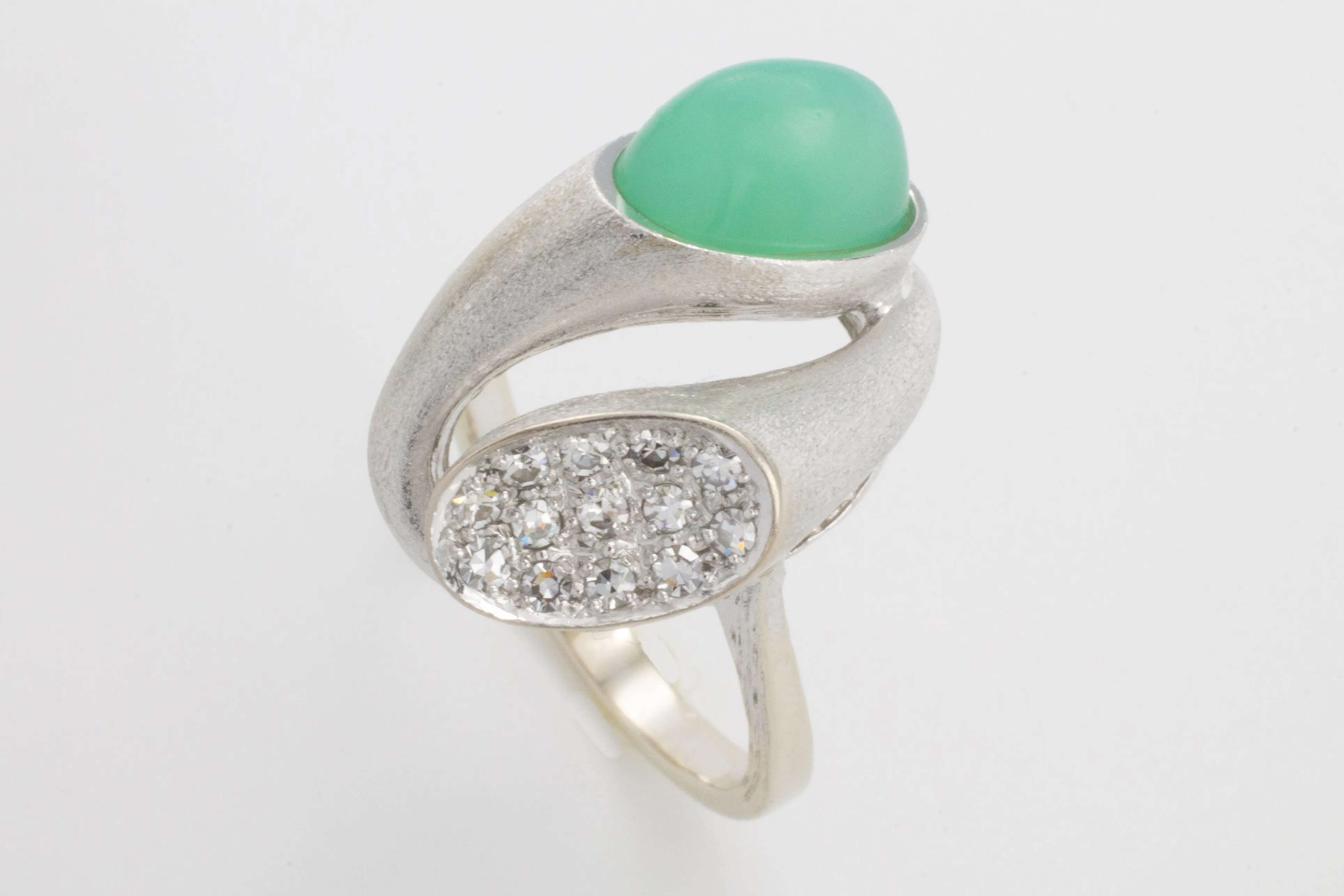 White gold ring with chrysoprase and diamonds