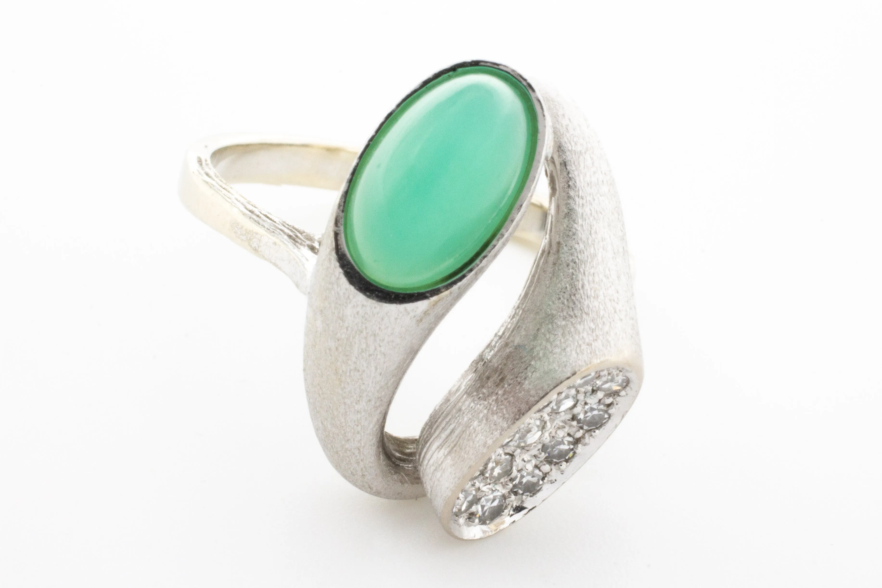 White gold ring with chrysoprase and diamonds